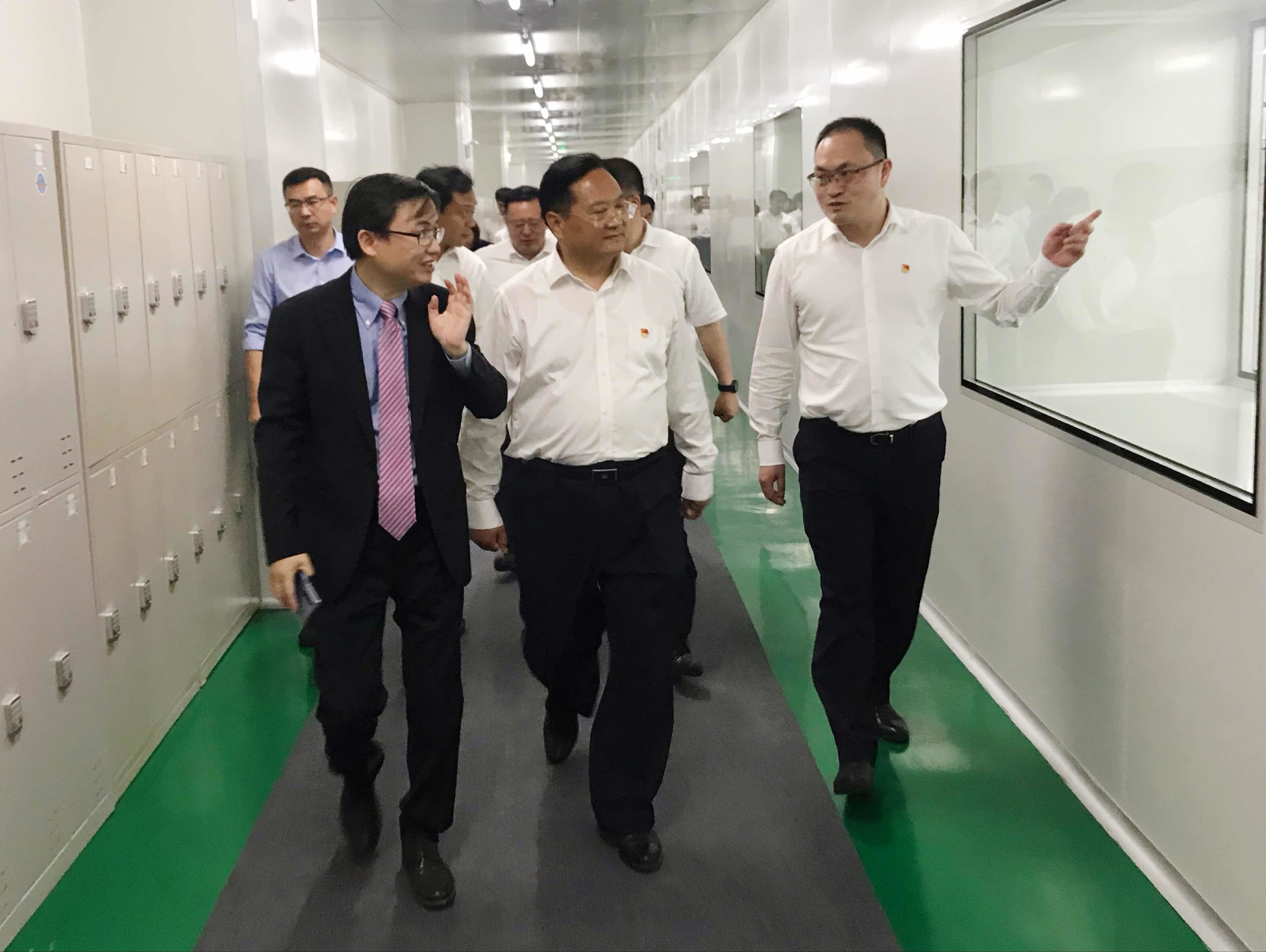 市委书记、市长带领“互学互比互赛”观摩团走