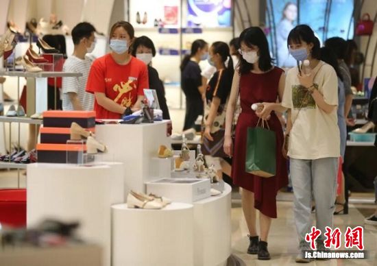 “五一”长假期间，众多市民前往新街口商圈购物消费。南报融媒体记者 徐琦摄