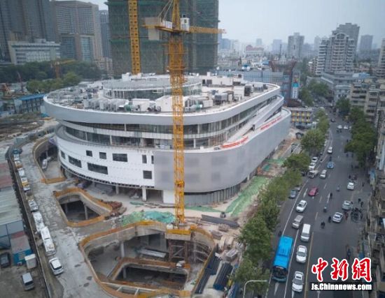 5月7日，新青少年宫的飘带造型已初见雏形，一座未来感十足的青少年宫正在拔地而起。南报融媒体记者 徐琦摄