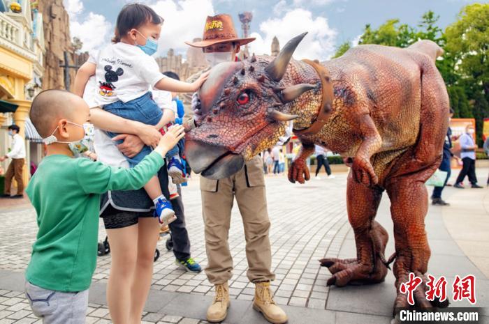 仿真恐龙与游人互动 蒋健 摄