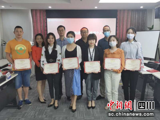 获奖的抗“疫”先进。吴平华 摄