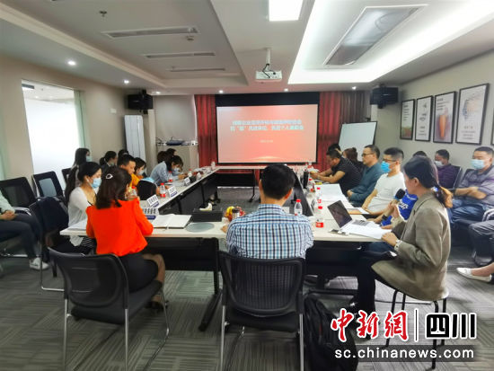 抗“疫”先进单位及个人表彰仪式现场。吴平华 摄