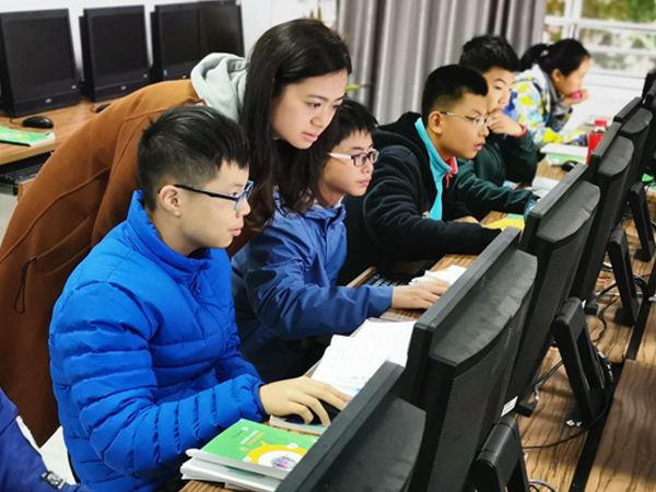 南开学子在第35届重庆市青少年科技大赛创新大赛