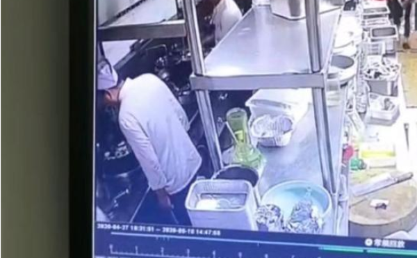 厨师向锅中吐口水 多方回应