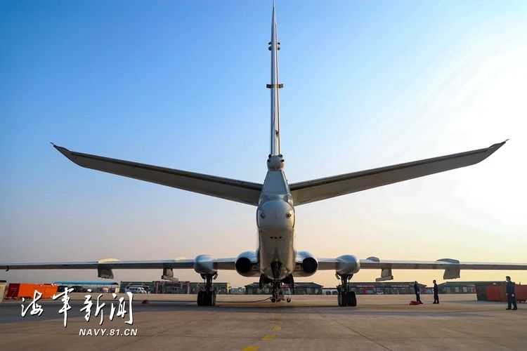 组图：轰炸机超低空突防 战鹰轰鸣实投战用弹