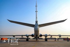 组图：轰炸机超低空突防 战鹰轰鸣实投战用弹