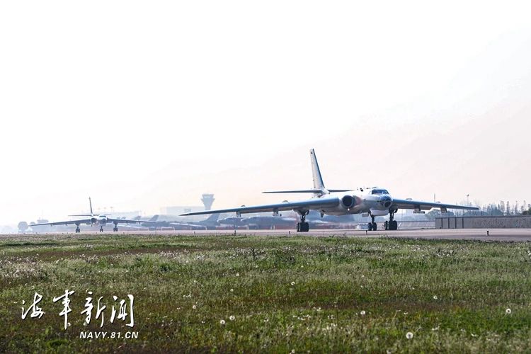 组图：轰炸机超低空突防 战鹰轰鸣实投战用弹