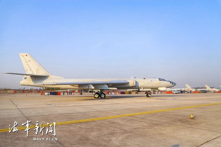 组图：轰炸机超低空突防 战鹰轰鸣实投战用弹