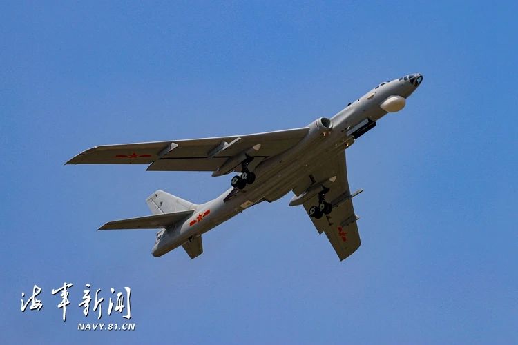 组图：轰炸机超低空突防 战鹰轰鸣实投战用弹