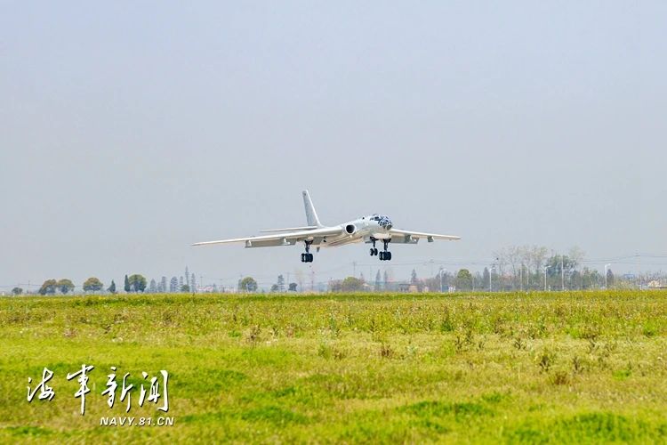 组图：轰炸机超低空突防 战鹰轰鸣实投战用弹