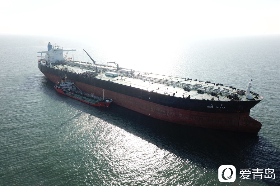 青岛地区外锚地大型船舶船供油业务首单落地
