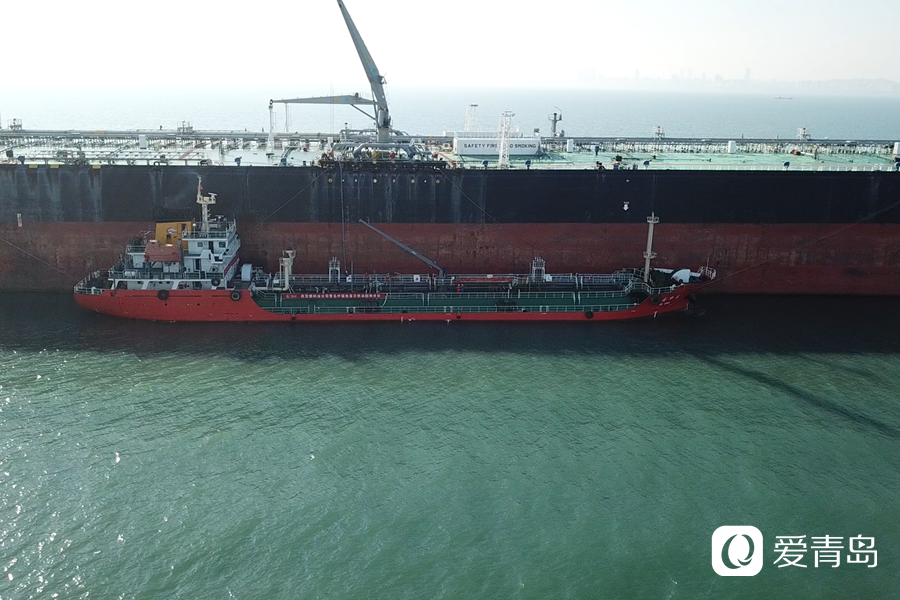 青岛地区外锚地大型船舶船供油业务首单落地