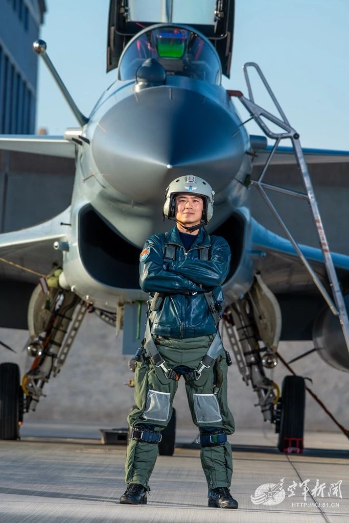 组图：鹏飞万里敢于争先 看航空兵将飞行做到极