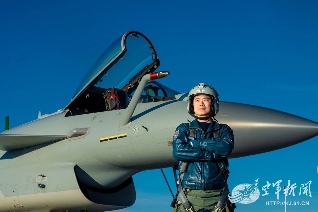 组图：鹏飞万里敢于争先 看航空兵将飞行做到极