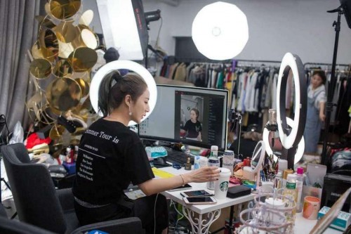 长沙陆陆网络科技：坚持实体的董明珠都做直播