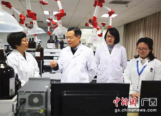 图为广西壮族自治区主席陈武调研中药民族药质量标准提升工作。