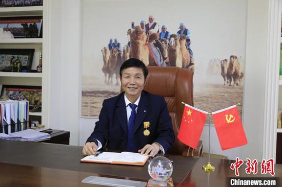 新疆旺源生物科技集团有限公司董事长陈钢粮，2001年来新疆旅游，在阿勒泰福海县牧民家中做客，从此与骆驼结缘，深耕骆驼产业，帮助1万多名牧民脱贫增收。　唐朝 摄