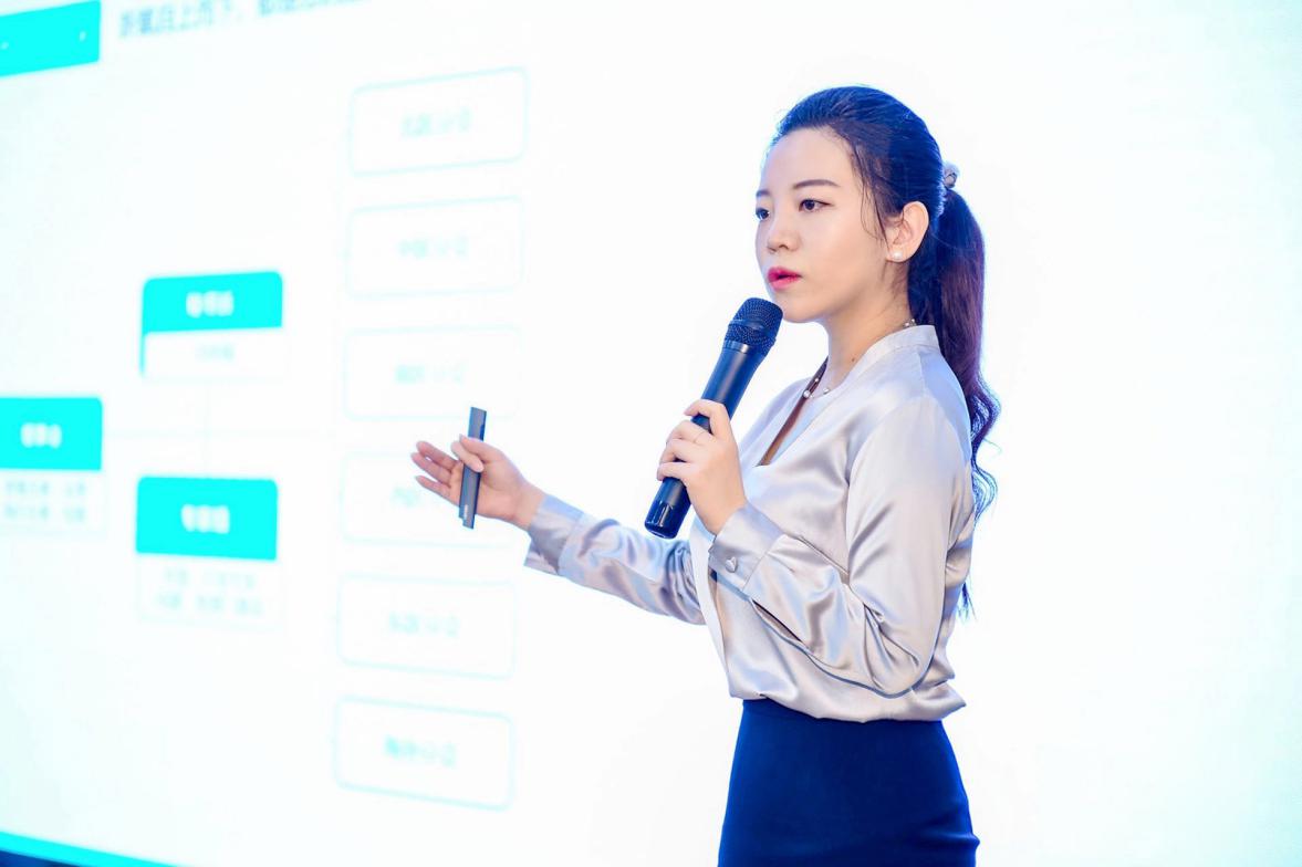 （新氧科技副总裁、顾委会执行主席刘蓉介绍顾委会运营机制）