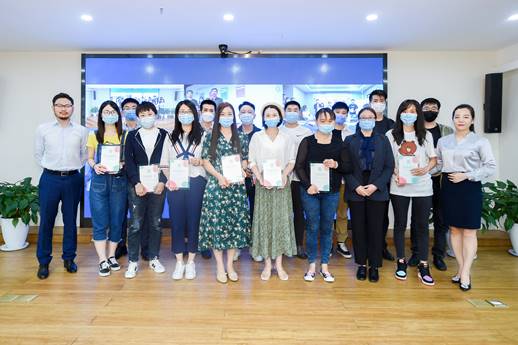 （新氧顾委会首批顾问委员代表合影）