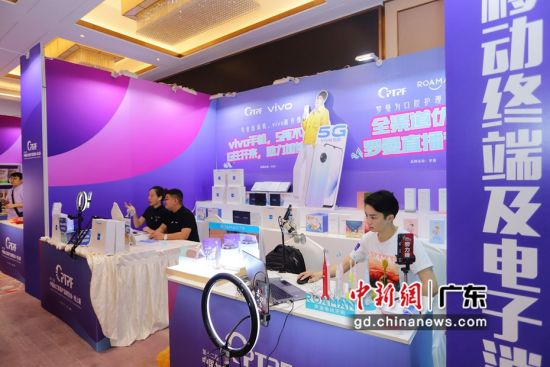 5月13日上午,首场中国加工贸易产品博览会线上展开幕。以阿里巴巴1688为阵地,近500位厂长纷纷把产线搬进直播间,把工厂搬到线上云展台,搭起云货架。钟欣 摄 5月13日上午,首场中国加工贸易产品博览会线上展开幕。以阿里巴巴1688为阵地,近500位厂长纷纷把产线搬进直播间,把工厂搬到线上云展台,搭起云货架。钟欣 摄