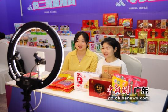 5月13日上午,首场中国加工贸易产品博览会线上展开幕。以阿里巴巴1688为阵地,近500位厂长纷纷把产线搬进直播间,把工厂搬到线上云展台,搭起云货架。钟欣 摄 5月13日上午,首场中国加工贸易产品博览会线上展开幕。以阿里巴巴1688为阵地,近500位厂长纷纷把产线搬进直播间,把工厂搬到线上云展台,搭起云货架。钟欣 摄