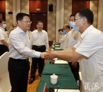 每人独一份！郑栅洁给6名挂职黔西南干部人才代