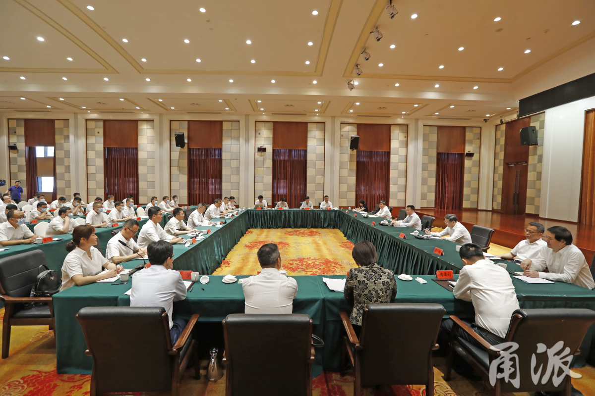 每人独一份！郑栅洁给6名挂职黔西南干部人才代