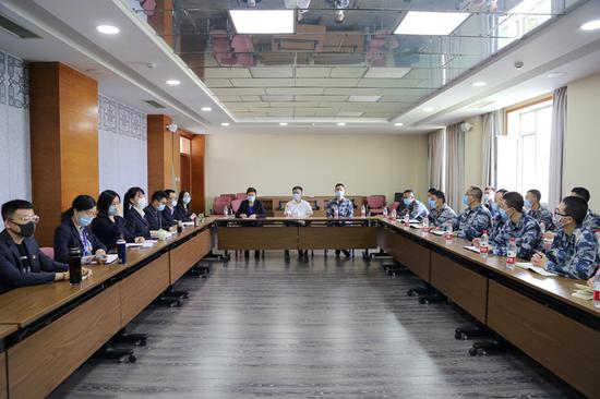 新疆空管局与空军乌鲁木齐基地参谋部气象处开展业务交流