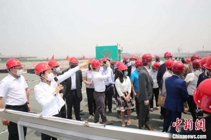 外国领团参观正在建设中的成都天府国际机场。 付勇胜 摄 外国领团参观正在建设中的成都天府国际机场。 付勇胜 摄