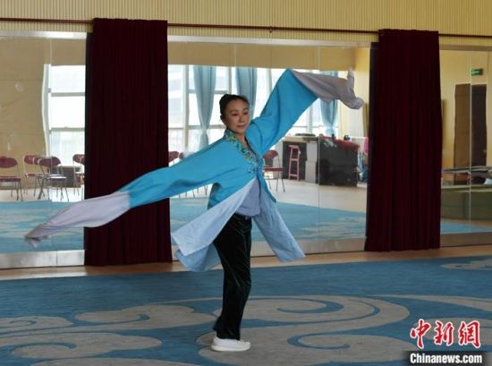  　　图为5月10日，河北石家庄，刘莉沙在排练厅“练功”。 中新社记者 翟羽佳 摄