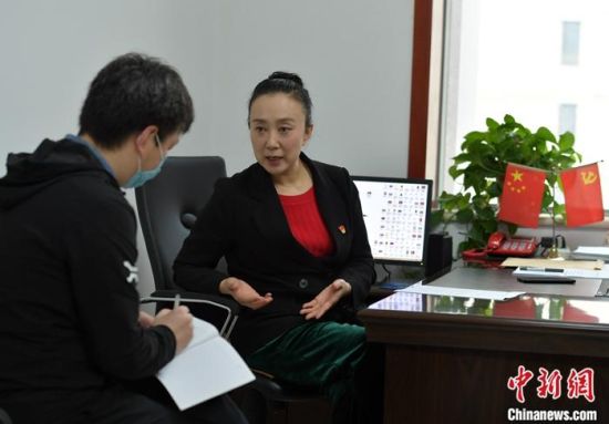 　图为5月10日，河北石家庄，刘莉沙在办公室接受采访。 中新社记者 翟羽佳 摄