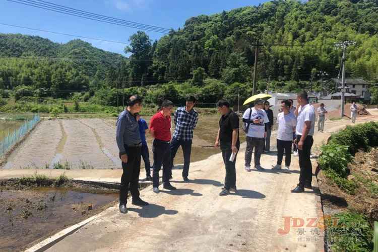 市散预办组织企业捐赠200吨水泥为扶贫村修路