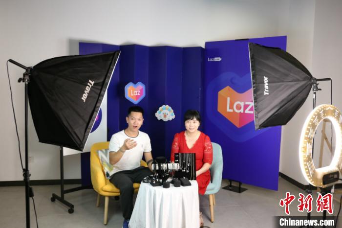 &nbsp;&nbsp;&nbsp;&nbsp;图为陈光辉在直播间介绍产品　林浩　摄