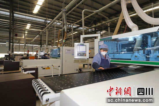 复工企业加紧生产。谷成斌 摄