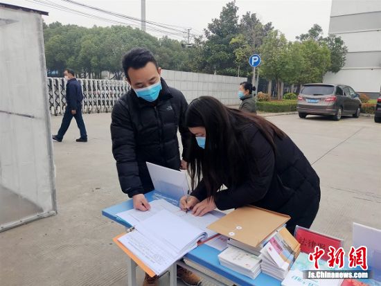 图一：金坛区司法局协助复工企业员工签订《新冠肺炎疫情防控个人法律责任告知书》