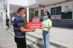 湖北新闻网 爱心企业施义举，浓浓情暖“开学季