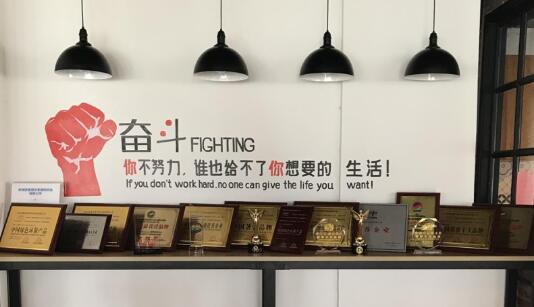 行业首发窗帘免费试挂,窗帘十大品牌如鱼得水直播钜惠引爆全场!