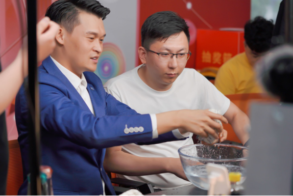 小沈龙、周韦彤空降直播间,庆祝魔筷科技创立