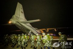 组图：“跳！跳！跳！”拂晓 尖兵从天而降