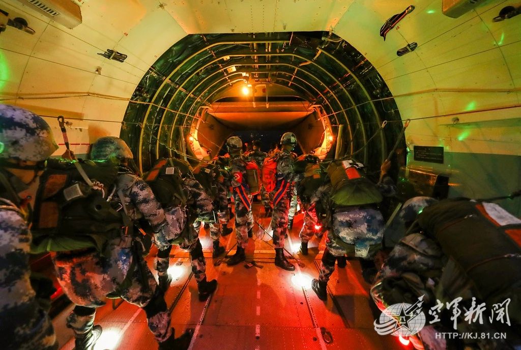 组图：“跳！跳！跳！”拂晓 尖兵从天而降