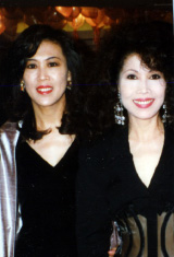 オーナーの歐陽Bei Bei（左）　歌手で姉の歐陽Fei Fei（右）