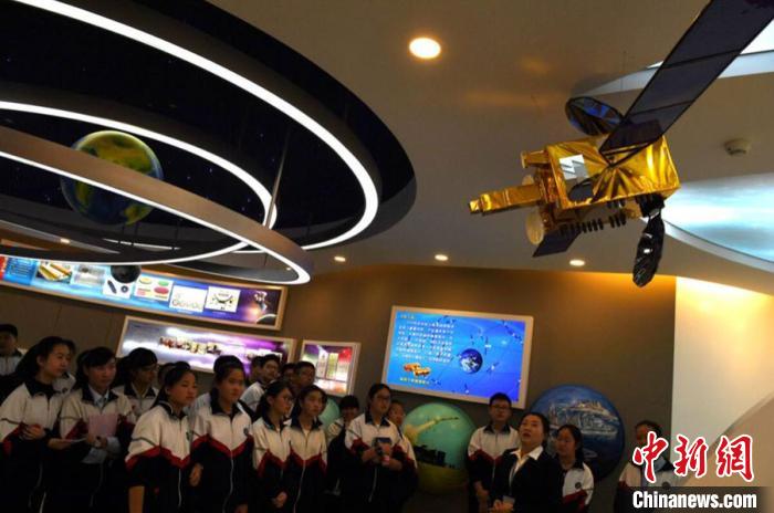 2017年4月24日,第二个“中国航天日”,兰州中学生走进兰州空间技术物理研究所(中国航天科技集团公司五院510所)近距离接触航天“神器”。(资料图) 杨艳敏 摄 2017年4月24日,第二个“中国航天日”,兰州中学生走进兰州空间技术物理研究所(中国航天科技集团公司五院510所)近距离接触航天“神器”。(资料图) 杨艳敏 摄