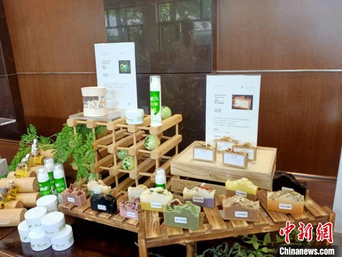 各类茶叶功能日用品。胡丁于摄