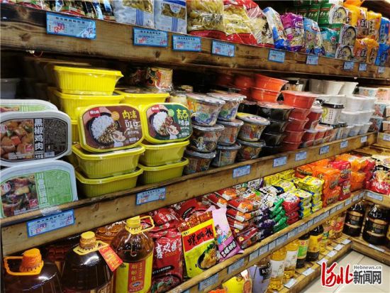 在位于石家庄中山路上的北京食品城,桶装速食明显增多,新品类、新产品纷纷上架。 河北日报记者 周聪聪摄 在位于石家庄中山路上的北京食品城,桶装速食明显增多,新品类、新产品纷纷上架。 河北日报记者 周聪聪摄