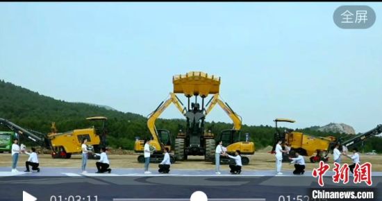 “520”网络情人节当天，徐工十余对情侣直播现场求婚告白。　直播截图