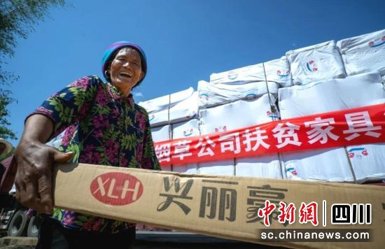 特困户马海莫友歪慨叹：一大把年纪还能住上新房、用上崭新的家具。