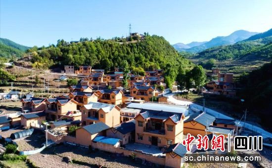 四川省烟草专卖局(公司)对口帮扶的凉山州普格县特补乡甲甲沟村，错落有致、山水相依的彝家新居已经落成。