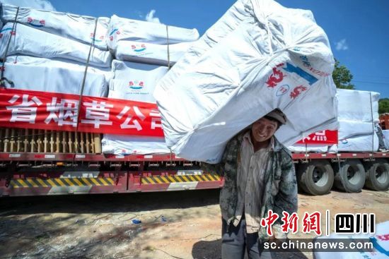 沟村贫困户日黑次哈劲头十足地扛回家。