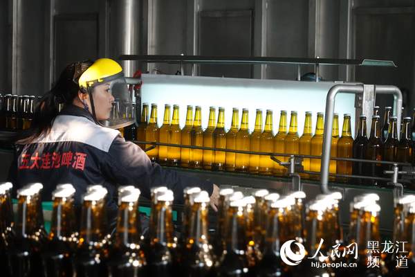 五大连池宝泉啤酒饮品有限责任公司在生产啤酒。图片由五大连池宝泉啤酒饮品有限责任公司提供