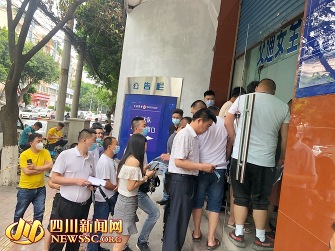 警企合力护平安 成都交警约谈建筑垃圾运输企业